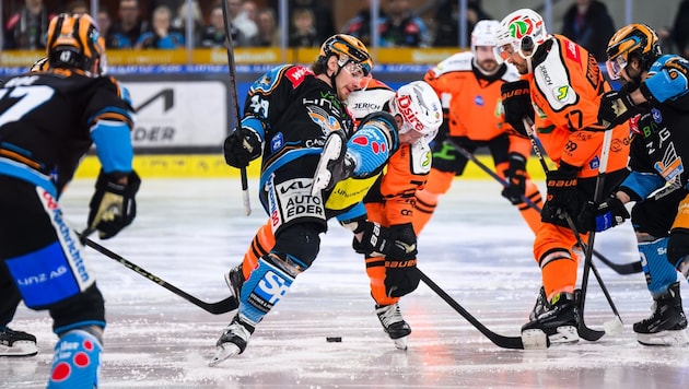 In der Viertelfinal-Serie zwischen den Graz99ers und den Black Wings Linz geht es nicht gerade zimperlich zu. (Bild: GEPA)