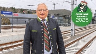 Der neue Bahnhof Weststeiermark macht Groß St. Florian zur Drehscheibe – Bürgermeister Johann Posch freut sich über die großen Chancen für seine Gemeinde. (Bild: Krone KREATIV/Christian Freydl/Studio 4)