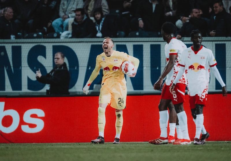 Salzburg-Torwart Alexander Schlager (links) ärgerte sich über das Gegentor in Altach (Bild: Bernd Feil)