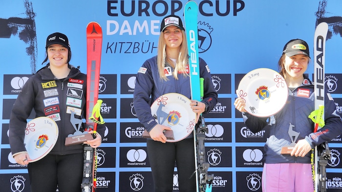 Vorigen Winter gewann Nadine Fest (Mitte) sogar die Europacup-Abfahrt in Kitzbühel.