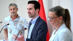 Per Erlass will Bildungsminister Wiederkehr (Mitte) das Handyverbot bis zur achten Schulstufe fixieren. (Bild: APA/ROLAND SCHLAGER)