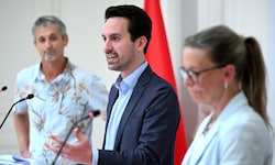 Per Erlass will Bildungsminister Wiederkehr (Mitte) das Handyverbot bis zur achten Schulstufe ...