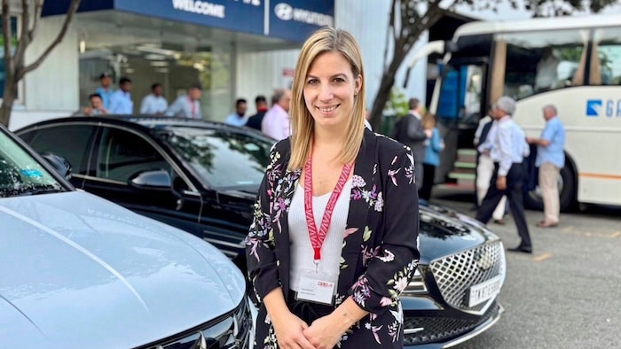Julia Buchta, Marketing-Leiterin von Dewetron, vor einem Hyundai-Werk, mit dem die steirische ...