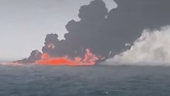 Aufnahmen von schwarzem Rauch, der nach dem Zusammenstoß zwischen einem Öltanker und einem Frachtschiff vor der Küste von East Yorkshire in die Luft steigt. (Bild: Screenshot kameraOne/Bartek Smialek)