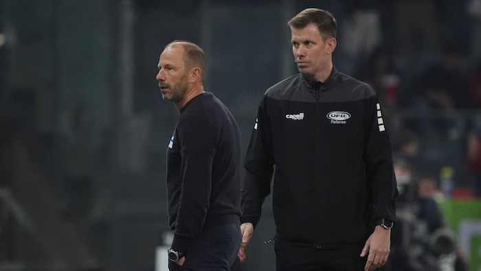 Auch GAK-Coach Rene Poms (l.) sah wegen Verlassens der Coaching-Zone die Rote.