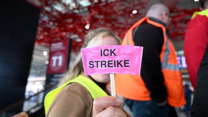 Klare Botschaft am Flughafen Berlin-Brandenburg (Bild: APA/AFP/RALF HIRSCHBERGER)