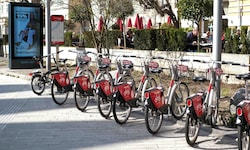 Mit den 40 Verleihstationen, die im ganzen Stadtgebiet verteilt sind, darf man auch die ...