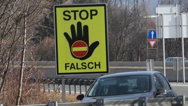 Das Schild hatte in Oberösterreich eine Geisterfahrt nicht verhindern können – es kam zum Unfall (Bild: Birbaumer Christof)