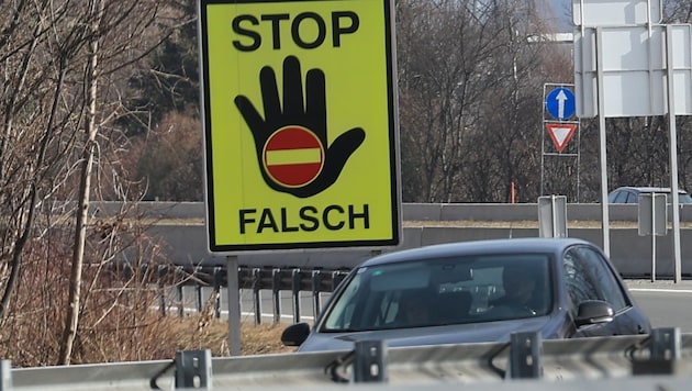 Das Schild hatte in Oberösterreich eine Geisterfahrt nicht verhindern können – es kam zum Unfall (Bild: Birbaumer Christof)