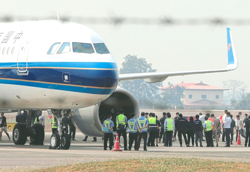 Returning home: Numerous scammers who themselves became victims of scammers are now being sent home to China. (Bild: EPA/Somrerk Kosolwitthayanant)