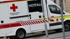 Der 65-jährige Radfahrer schwebt in Lebensgefahr und wurde mit der Rettung ins Krankenhaus ...