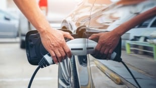 E-Auto fahren wird teurer: Wir zeigen mit Beispielen um wie viel die Steuern steigen. (Bild: Krone KREATIV/stock.adobe.com)