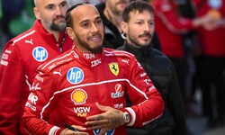 Ein Lächeln hängt auf Hamiltons Lippen seit er Rot trägt