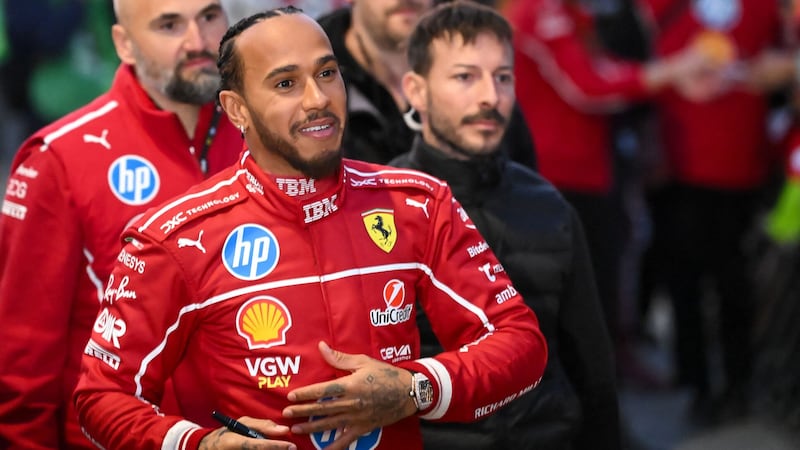 Ungewohntes Bild: Lewis Hamilton im Ferrari-Rot (Bild: PIERO CRUCIATTI)