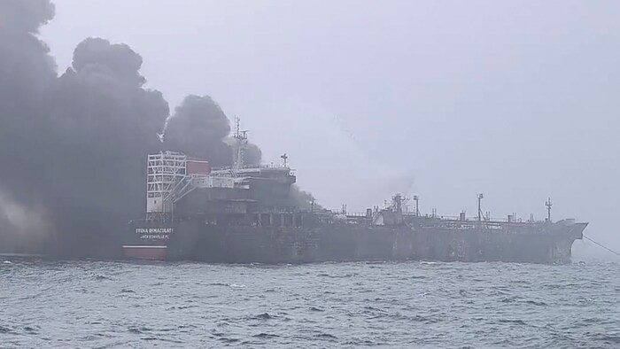 Nach der Kollision eines Frachters mit einem Öltanker droht in der Nordsee eine ...