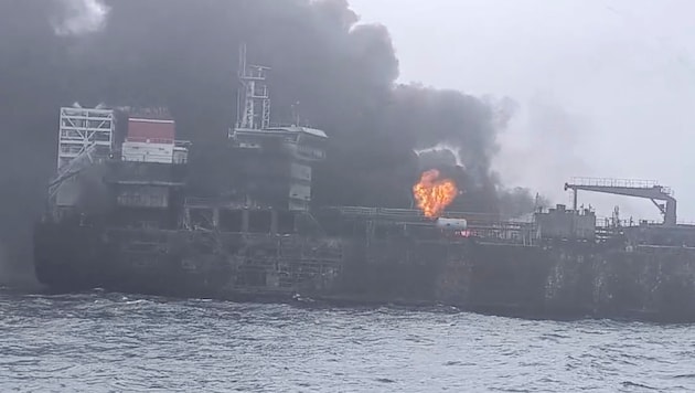 A natural disaster looms in the North Sea following the collision between a freighter and an oil tanker. (Bild: AP)