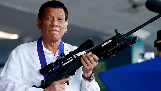 Archivbild aus dem Jahr 2018: Rodrigo Duterte ging hart gegen Drogenbanden in seinem Land vor und gab sich in der Öffentlichkeit gerne als harter Kerl. (Bild: APA/AP)