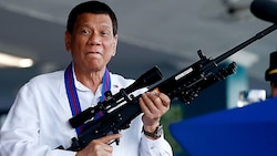 Archivbild aus dem Jahr 2018: Rodrigo Duterte ging hart gegen Drogenbanden in seinem Land vor und gab sich in der Öffentlichkeit gerne als harter Kerl. (Bild: APA/AP)