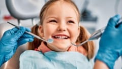 Im jungen Alter werden Gewohnheiten in Sachen Zahngesundheit geformt. (Bild: HBS - stock.adobe.com)