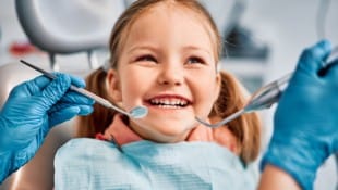 Im jungen Alter werden Gewohnheiten in Sachen Zahngesundheit geformt. (Bild: HBS - stock.adobe.com)