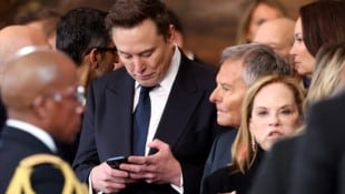 X-Chef Elon Musk: „X wird jeden Tag angegriffen, aber dieses Mal waren große Mengen an Ressourcen im Spiel.“  (Bild: APA/AFP/POOL/KEVIN LAMARQUE)