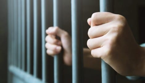 Gelingt dem gefährlichen Mann erneut die Flucht oder bleibt er nun tatsächlich endlich hinter ...