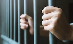 Gelingt dem gefährlichen Mann erneut die Flucht oder bleibt er nun tatsächlich endlich hinter ...