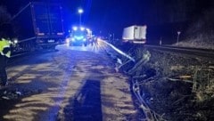 Nachdem der Sattelschlepper die Mittelleitschiene durchbrochen hatte, krachte er in die Böschung. (Bild: MkG KDT Stv. St Jakob Koraimann B.)