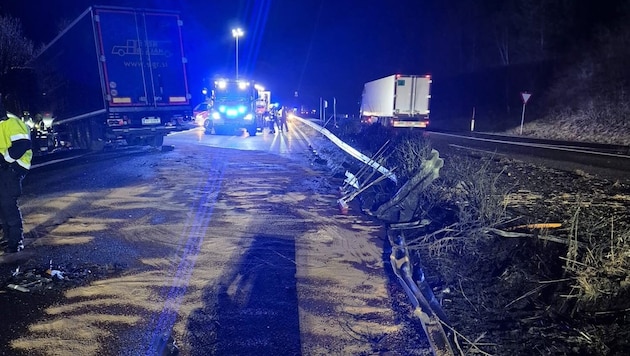 Nachdem der Sattelschlepper die Mittelleitschiene durchbrochen hatte, krachte er in die Böschung. (Bild: MkG KDT Stv. St Jakob Koraimann B.)