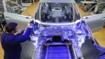 Eine VW-Produktionsstraße im Werk in Wolfsburg (Bild: EPA/Hannibal Hanschke)