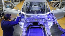 Arbeiter im VW-Werk Wolfsburg (Bild: EPA/Hannibal Hanschke)