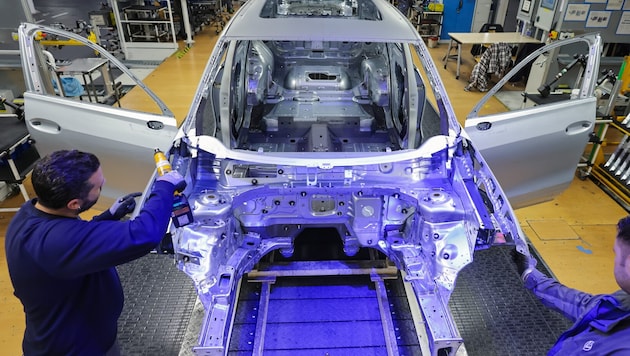 Workers at the VW plant in Wolfsburg (Bild: EPA/Hannibal Hanschke)