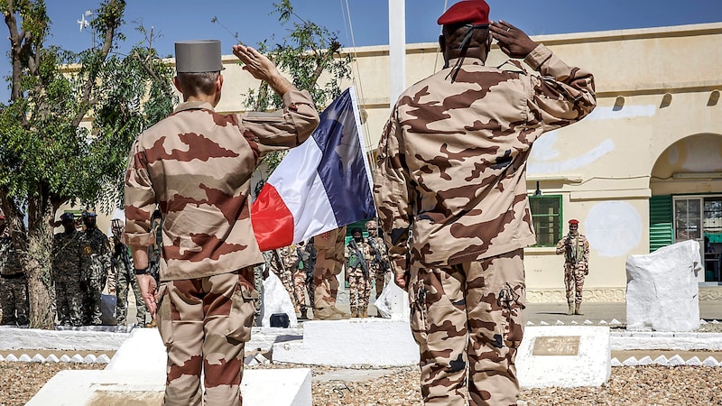 Feierliche Verabschiedung französischer Soldaten aus dem Tschad Anfang 2025 (Bild: APA/AFP/Joris Bolomey)