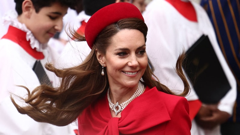 Zum roten Mantel kombinierte Kate einen Hut von Gina Foster und Schmuck von Prinzessin Diana und Queen Elizabeth. (Bild: HENRY NICHOLLS/AFP)