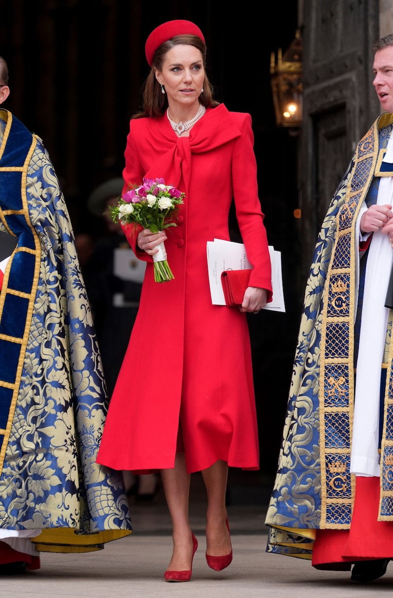 Prinzessin Kate recycelte für ihr Commonwealth-Day-Comeback einen roten Mantel von Catherine Walker. (Bild: Yui Mok)