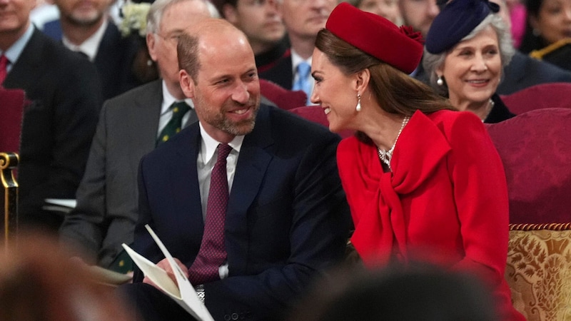 Prinz William und Prinzessin Kate teilten einen süßen Moment in der Westminster Abbey. (Bild: Aaron Chown/Pool Photo via AP)