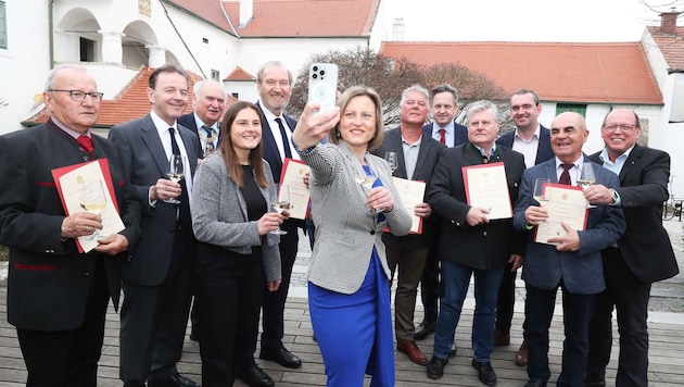 Weinbautag mit etlichen Ehrungen und ein Selfie in der lockeren Atmosphäre: Liegenfeld (re.) wurde bereits zum fünften Mal als Präsident gewählt. (Bild: Reinhard Judt)