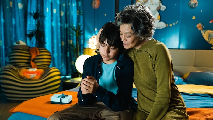 Nur seine Großmutter hat Verständnis für seine Liebe zu dem kleinen Pandabären: Sylvia Chang als ...