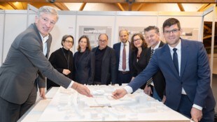 Für die Projektbeteiligten präsentierten Messe-Aufsichtsratsvorsitzender Harald Kogler, ...