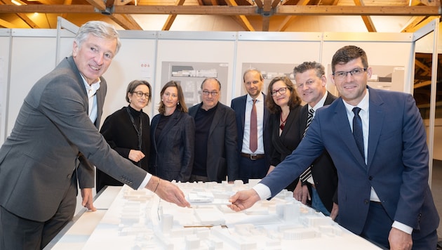 Für die Projektbeteiligten präsentierten Messe-Aufsichtsratsvorsitzender Harald Kogler, Architektin Barbara Frediani-Gasser mit Team, Martin Payer (KBV), Stadträtin Constance Mochar, Bürgermeister Christian Scheider und Landesrat Martin Gruber (v.l.n.r.) das Siegerprojekt. (Bild: Nicolas Zangerle)