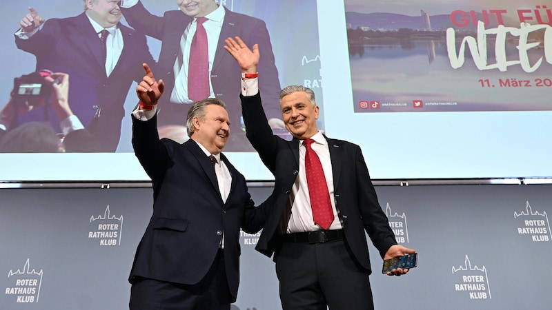 Wiens Bürgermeister Michael Ludwig (SPÖ) mit Joe Taucher, Gastgeber und Klubvorsitzender der SPÖ Wien. (Bild: HELMUT FOHRINGER)