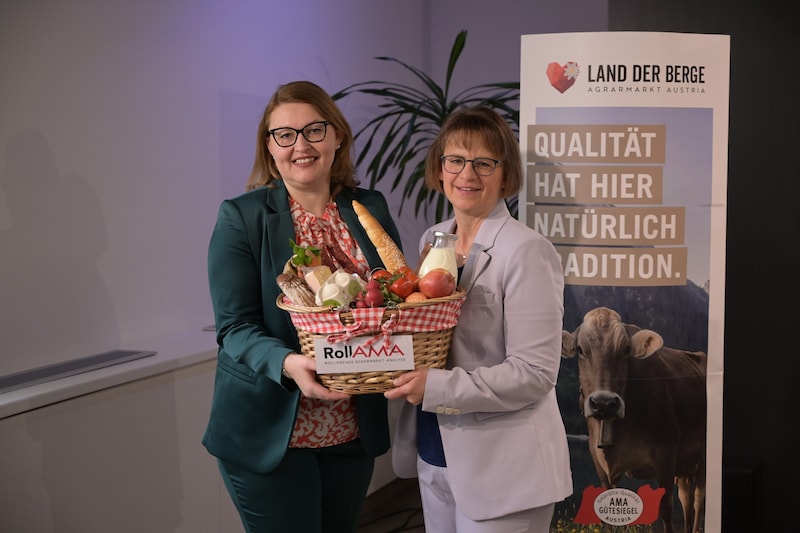 Experts Christina Mutenthaler-Sipek (left) and Micaela Schantl from the AMA have analyzed what food Austrians buy in the supermarket. (Bild: AMA-Marketing)