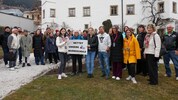 Rund 40 Menschen versammelten sich vor dem Zeller Rathaus.