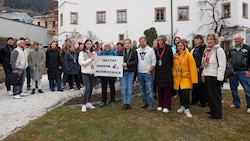 Rund 40 Menschen versammelten sich vor dem Zeller Rathaus. (Bild: Roland Hölzl)