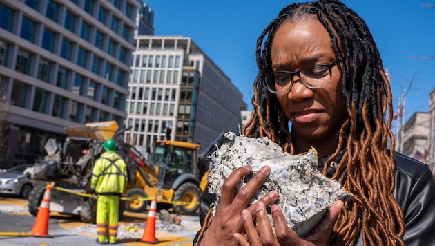 Tränen rollen Starlette Thomas über das Gesicht, während sie ein Stück Pflaster der Black Lives Matter-Installation in der Hand hält. (Bild: ASSOCIATED PRESS)