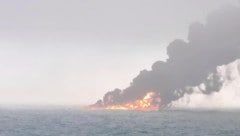 Flammeninferno nach der Kollision zweier Schiffe in der Nordsee vor der britischen Küste (Bild: AP/Bartek Smialek via AP)