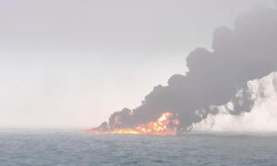 Flammeninferno nach der Kollision zweier Schiffe in der Nordsee vor der britischen Küste