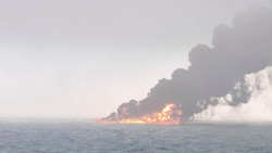 Flammeninferno nach der Kollision zweier Schiffe in der Nordsee vor der britischen Küste (Bild: AP ( via APA) Austria Presse Agentur)