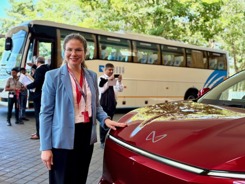 Maria Kollmann (AVL) visiting the Mahindra Research Valley (Bild: Fanny Gasser)