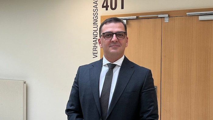Anwalt Mirsad Musliu vertritt den Geschäftsführer des Immobilienbüros als Opfer vor Gericht.